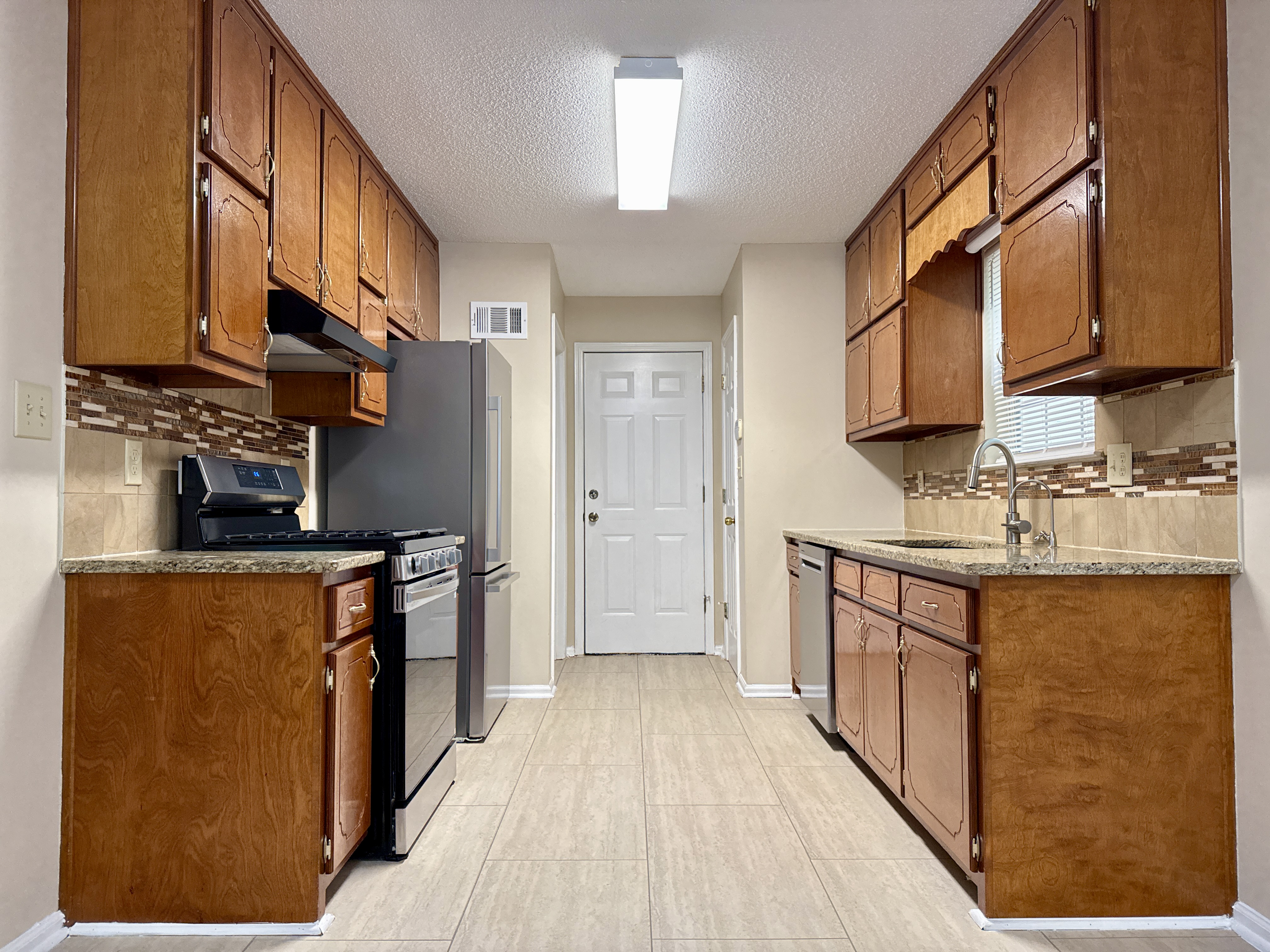 Eat-in kitchen with quartz counters